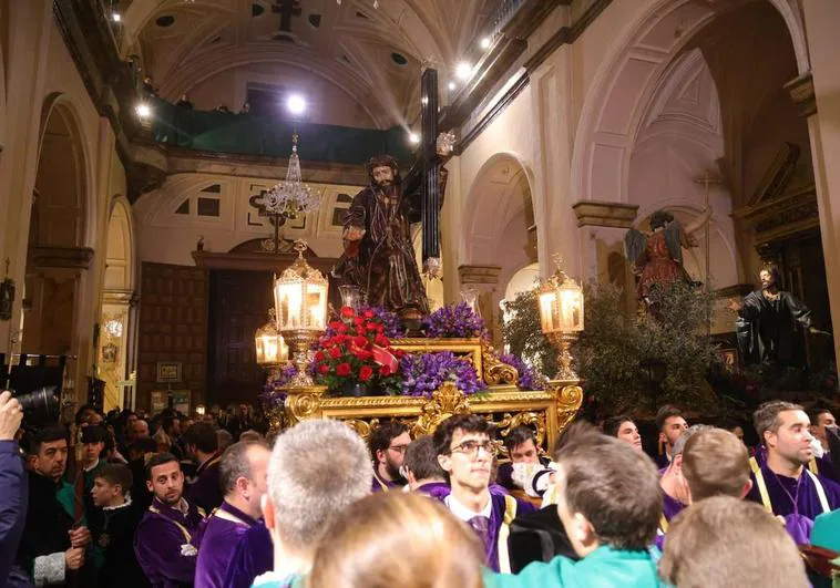 Una tromba de agua cala a los nazarenos y obliga también a cancelar la del Cristo de las Mercedes